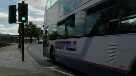 Toma-Larga-De-Automóviles-Que-Pasan-Cerca-De-La-Estación-De-Tren-De-Sheffield-Y-Se-Intercambian-En-La-Carretera-A61-Que-Pasa-Por-Sheffield-4k-25p