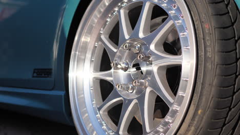 Shiny-Alloy-Wheel-Rim-on-Luxury-Car