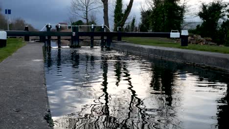 Antigua-Esclusa-De-Agua-Que-Fluye-A-Través-Del-Gran-Canal,-Dublín,-Irlanda