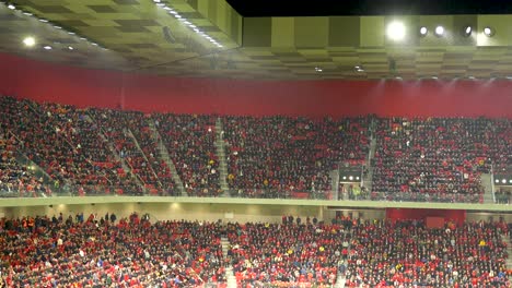überfülltes-Stadion-Von-Albanien-Im-Regen-Während-Des-Fußballspiels-Zwischen-Albanien-Und-Frankreich-Für-Das-UEFA-Europameisterschafts-Qualifikationsturnier