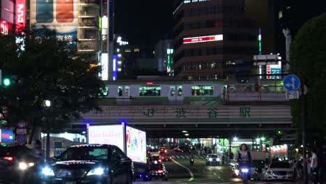 Coches-Y-Bicicletas-Pasando-Por-El-Famoso-Cruce-De-Shibuya-En-Tokio,-Japón