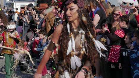 Frauen-Und-Kinder-Führen-Stammestänze-In-Der-Afrikanischen-Themenparade-Beim-Karneval-In-Paphos-Auf
