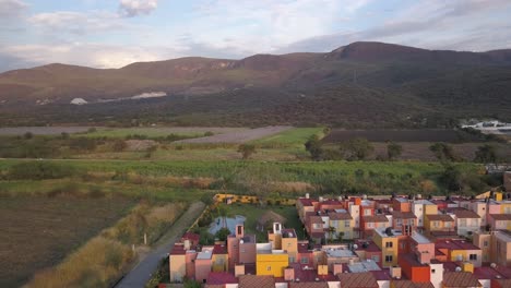 Drone-Aéreo-Disparado-En-México-Morelos-Con-Campos-Verdes-Y-Algunas-Casas-Al-Atardecer