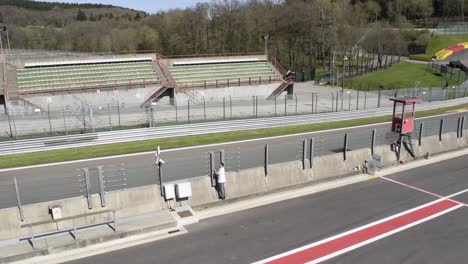 Supersportwagen-Verlassen-Am-Trainingstag-Die-Boxengasse-Auf-Dem-Circuit-De-Spa-Francorchamps