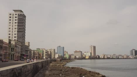 Famoso-Paseo-Marítimo-Del-Malecón-De-La-Habana-Con-Vista-Al-Mar,-Cuba