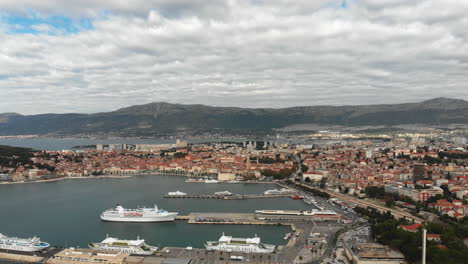 Diapositiva-A-La-Izquierda-De-Una-Gran-Ciudad-Portuaria-Croata-Con-Ferrys