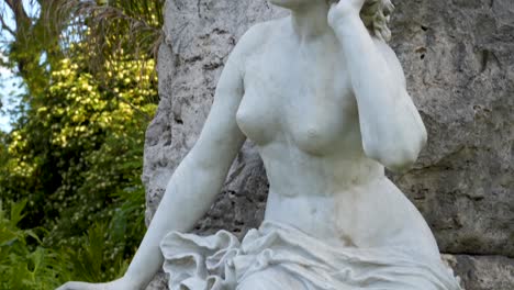 Detallada-Escultura-De-Mármol-Blanco-De-Una-Mujer-Desnuda-De-Lola-Mora-En-El-Ecoparque-De-Buenos-Aires