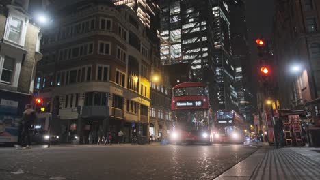 Rote-Londoner-Busse-Warten-Nachts-Am-Fußgängerüberweg-Im-Stadtzentrum