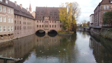 Blick-Von-Der-Brücke-Hinunter-Zum-Fluss-Pegnitz-In-Der-Altstadt-Von-Nürnberg