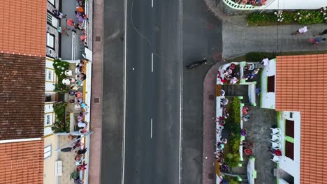 Correr-Con-Toros-Es-Una-Tradición-En-Las-Azores,-Casi-Todos-Los-Días-Durante-El-Verano-Los-Lugareños-Vienen-Y-Celebran