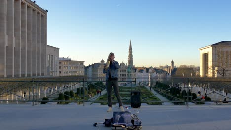 Artista-Callejero-Músico-Tocando-El-Saxofón-En-Bruselas,-Bélgica