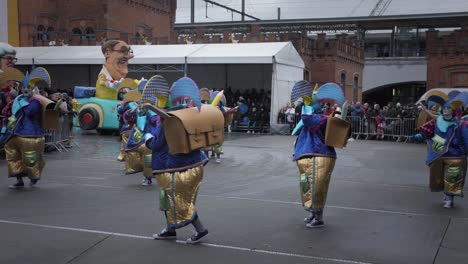 People-celebrating-with-big-backpacks-in-Aalst-carneval-parade