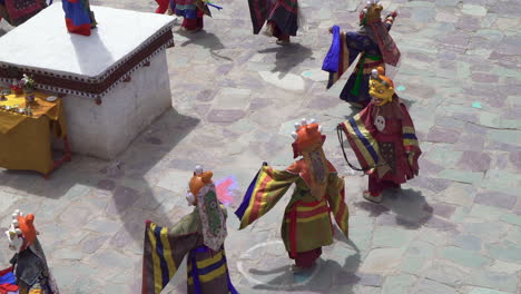 Personas-Con-Vestidos-Coloridos-Bailan-En-El-Festival-De-Hemis-En-El-Monasterio-De-Hemis,-Ladakh