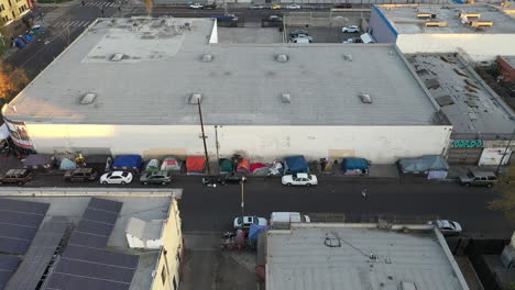 Drohnenaufnahme,-Die-Ein-Riesiges-Obdachlosenlager-In-Der-Skid-Row-Der-Innenstadt-Von-Los-Angeles-Zeigt