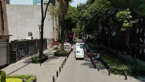 Luftbildkamerafahrt-Eines-LKWs,-Der-Durch-Eine-Enge-Straße-In-La-Condesa-Fährt