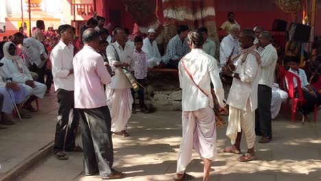 Dorfmusikanten-Spielen-Volksmusik-In-Einem-örtlichen-Tempel-Während-Eines-Hinduistischen-Festivals