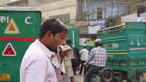 Un-Hombre-De-Mediana-Edad-Sudando-En-Una-Concurrida-Y-Antigua-Calle-Delhi-Chandni-Chowk-En-Un-Día-Extremadamente-Caluroso-Del-Verano-Indio