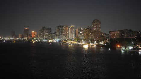 Vista-Del-Río-Nilo-Por-La-Noche-En-El-Cairo,-Egipto
