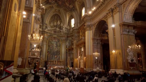 Vídeo-De-Una-Misa-Dominical-En-La-Iglesia-Basílica-Dei-Santi-Xii-Apostoli-Ubicada-En-El-Centro-De-La-Ciudad-De-Roma,-Capital-De-Italia