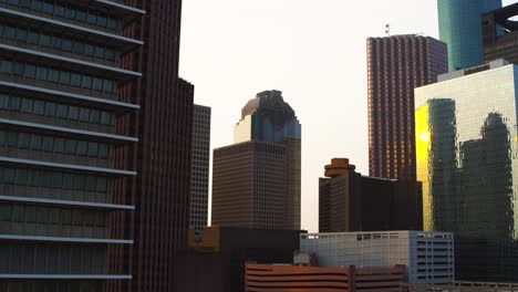 Einspielaufnahme-Von-Gebäuden-In-Der-Innenstadt-Von-Houston,-Texas