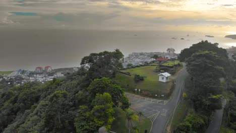 Luftaufnahme-Von-Fort-George-In-Trinidad-Im-Sonnenuntergang