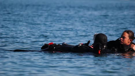 Scuba-divers-performing-a-rescue-scenario-in-the-water