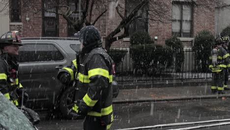 Feuerwehrleute-Der-FDNY-Beurteilen-Bei-Starkem-Schneefall-Die-Lage-Eines-Kegelförmigen-Stromkabelbrandes-–-Mittlere-Kameraschwenk