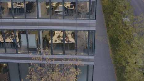 Ansicht-Der-Fassade-Eines-Modernen-Bürogebäudes-In-Der-Dämmerung,-Die-Die-Städtische-Umgebung-Und-Architektur-Präsentiert