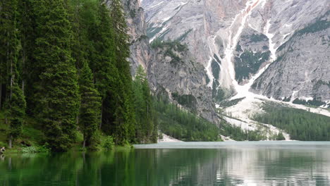 Vista-Sobre-El-Paisaje-Del-Lago-Braies-En-Europa