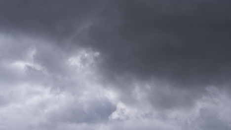 Zeitraffer-Von-Schnell-Ziehenden-Dunklen-Wolken