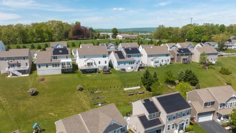 Solar-panels-on-American-houses-in-neighborhood
