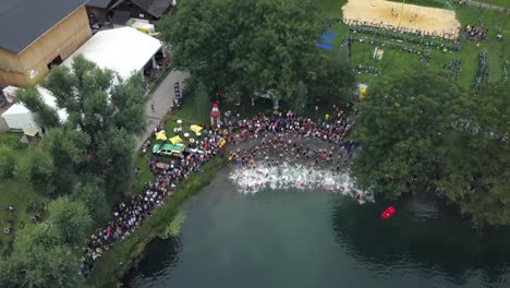 La-Parte-De-Natación-De-Un-Triatlón-Comienza-Cerca-Del-Lago-De-Constanza-En-Austria.