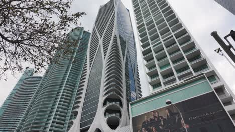 Moderne-Hochhäuser-In-Der-Innenstadt-Von-Miami-Mit-Plakatwand-Im-Vordergrund