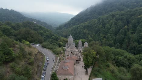 Retiros-Aéreos:-Antiguo-Monasterio-De-Haghartsin-En-El-Valle-Del-Bosque-Armenio