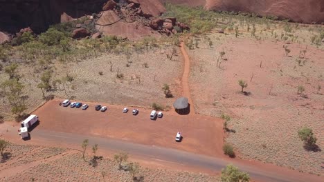 Un-Dron-Revela-La-Pista-Para-Caminar-Kuniya-Y-La-Roca-Uluru-Ayres,-Australia