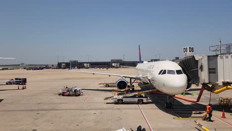 Delta-airlines-Airbus-A321-sits-at-gate-at-ATL-awaiting-baggage