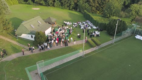 Vista-Aérea-De-Una-Celebración-De-Boda-En-Un-Club-De-Tenis.