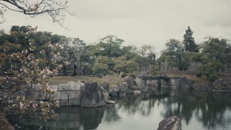 Idyllischer-Teich-über-Dem-Schlosspark-Nijo-In-Kyoto,-Japan