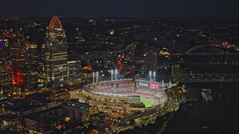 Cincinnati-Ohio-Antena-V28-Drone-Sobrevuelo-Del-Río-Capturando-El-Paisaje-Urbano-Iluminado-Del-Centro-De-La-Costa-Con-El-Equipo-De-Los-Rojos-Jugando-En-El-Gran-Parque-De-Pelota-Americano---Filmado-Con-Inspire-3-8k---Septiembre-De-2023