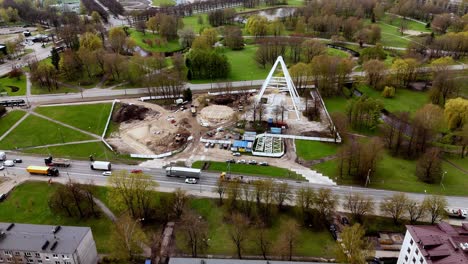 Riga,-Latvia,-Europe---The-Installation-of-a-Ferris-wheel-in-Uzvaras-Park---Orbit-Drone-Shot