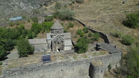 Luftaufnahmen-Umkreisen-Die-Alte-Apostolische-Kirche,-Das-Kloster-Im-Zerklüfteten-Armenien