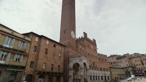 Vista-Panorámica-De-La-Histórica-Plaza-Del-Campo-Y-La-Torre-De-Siena-En-Italia