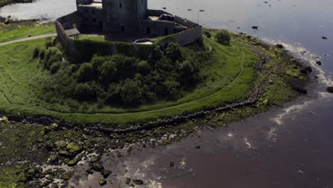 Dunguaire-Castle:-Luftaufnahme-Von-Der-Sonnenbeschienenen-Wasserspiegelung-Zum-Schloss