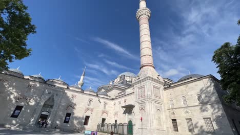 Edificio-En-Estambul,-Turquía-En-Verano-Con-El-Cielo-Azul-Durante-La-Hora-Dorada.
