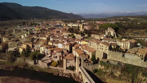 Die-Historische-Stadt-Besalu-In-Girona,-Spanien,-Wurde-Von-Oben-Aufgenommen-Und-Zeigt-Ihre-Mittelalterliche-Architektur