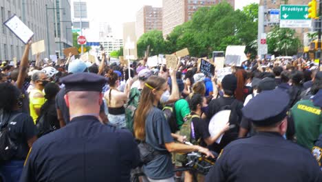 Oficiales-De-Policía-Monitoreando-A-Una-Gran-Multitud-De-Manifestantes-Durante-Una-Protesta-De-Black-Lives-Matter-En-Brooklyn,-Nueva-York.