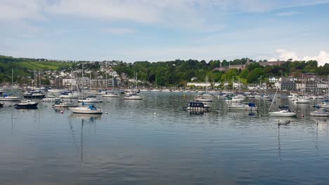 Blick-Auf-Den-Fluss-Dart-Von-Der-Dartmouth-Dampfeisenbahn-Aus,-Zugfahrt-Mit-Booten-Und-Yachten,-Die-Im-Geschäftigen-Hafen-In-Devon,-England,-Großbritannien,-Vor-Anker-Liegen