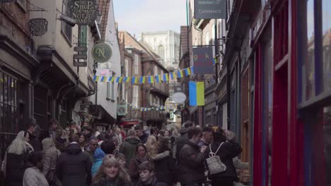 Viele-Menschen-In-Einer-Belebten-Straße-In-York-Unter-Der-Ukrainischen-Flagge