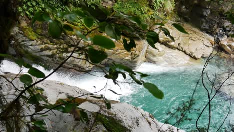 Cascada-Aislada-En-La-Selva-Tropical-Con-Piscina-Azul