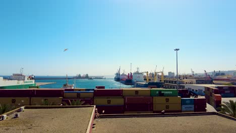 Aufnahme-Des-Güterhafens-Von-Algier-Mit-Containern-Und-Schiffen-An-Einem-Sonnigen-Tag
